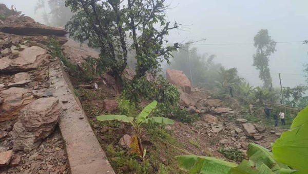 पहिरोले मध्यपहाडी लोकमार्ग अवरुद्ध, बोलबमका लागि हलेसी आउने तीर्थालु अलपत्र    